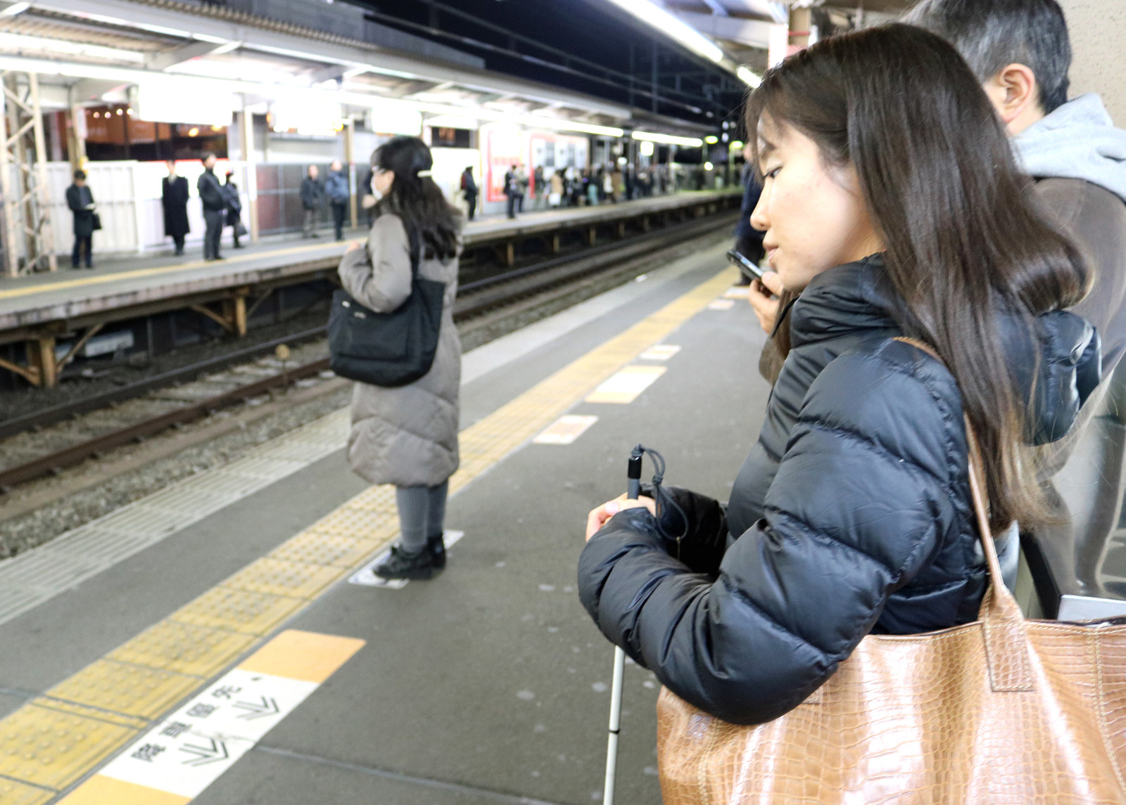 目が見えなくても メイクはできる 料理もできる 27歳 全盲の彼女の日常