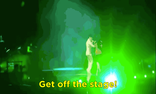 "Saia do palco!"