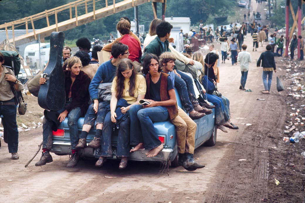 Um grupo de hippies pega um passeio a Woodstock em 1969.