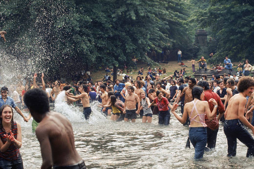 Uma multidão frolics em um lago não identificado em 1970.