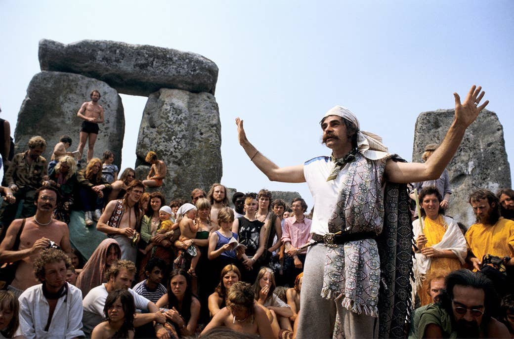 Hippies se reúnem em Stonehenge no Reino Unido para marcar o solstício de verão em 1972.