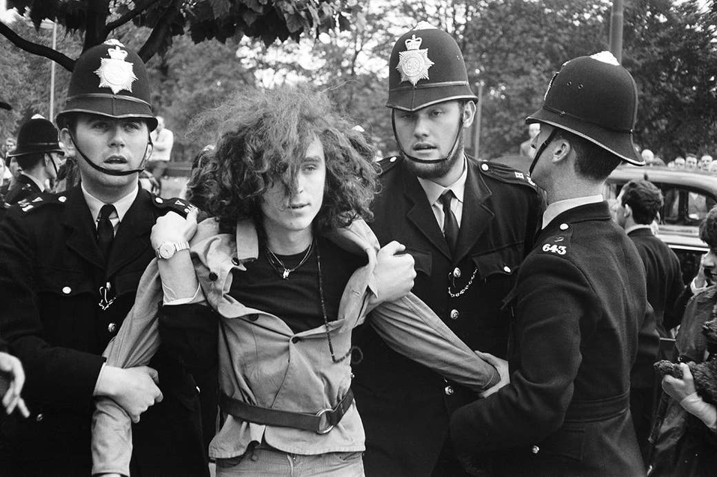 Uma jovem posse de Piccadilly é despejada pela polícia de Londres em 1969.