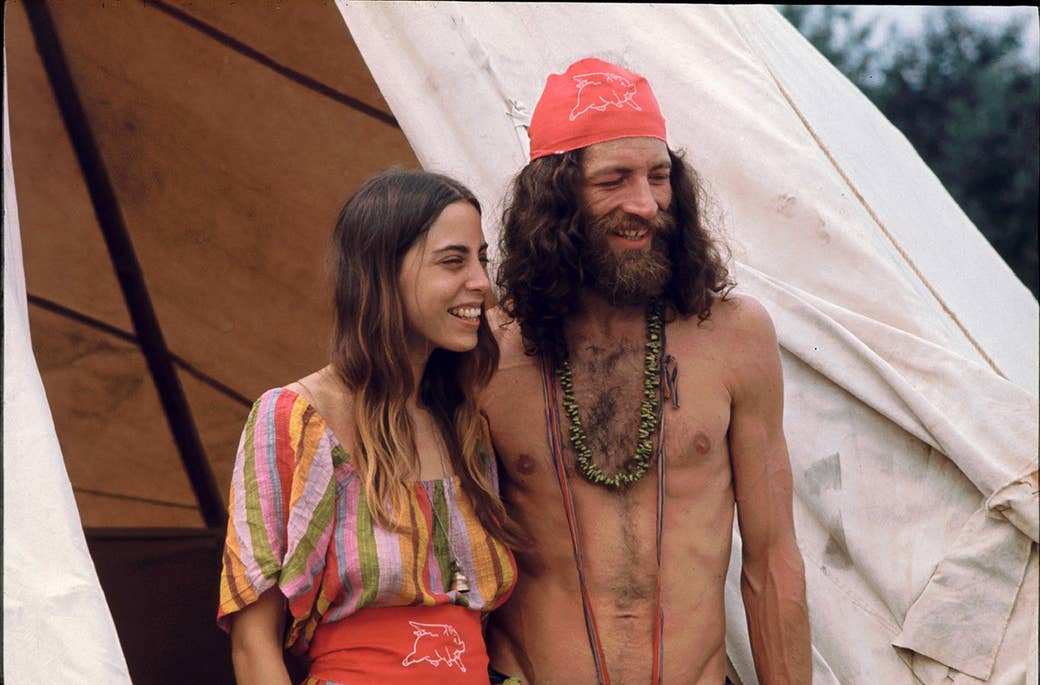 Um par que atende à música de Woodstock e ao sorriso justo das artes ao estar fora do abrigo que construíram.