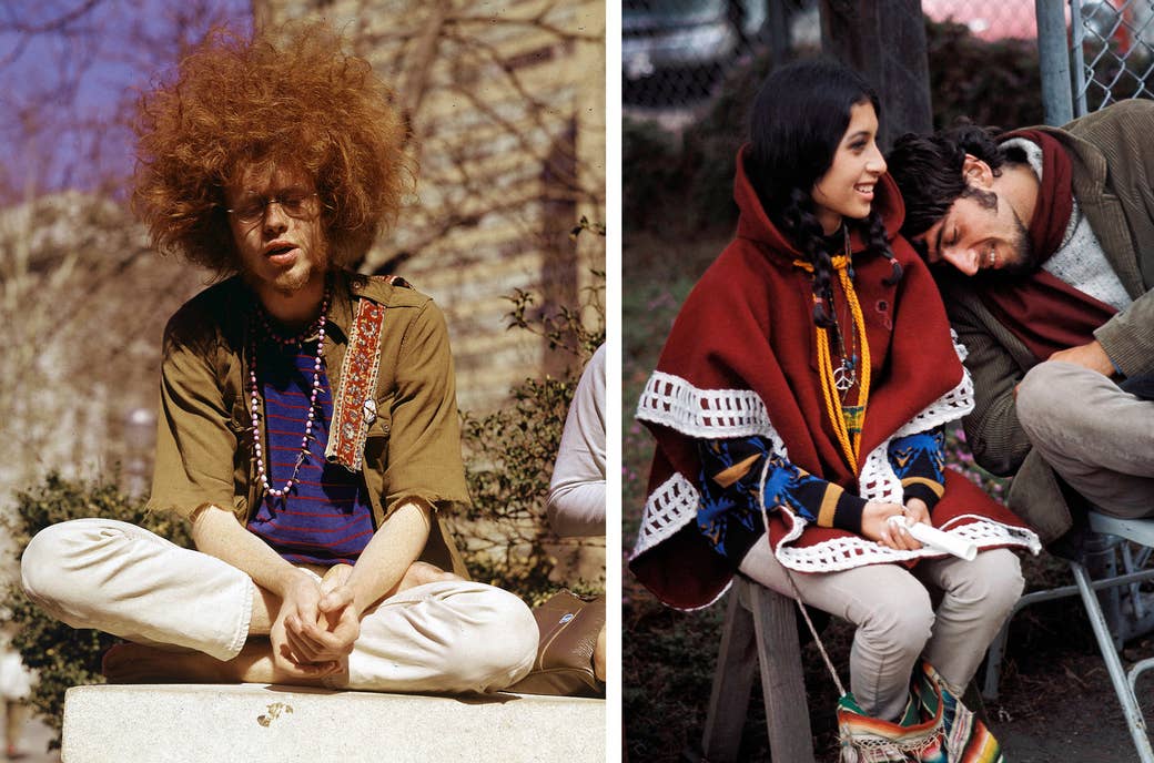 Esquerda: Um jovem hippie senta-se de pernas cruzadas num parque da cidade de Nova Iorque em 1969. À direita: Um casal aguarda o início do Monterey Pop Festival na Califórnia em 1967.