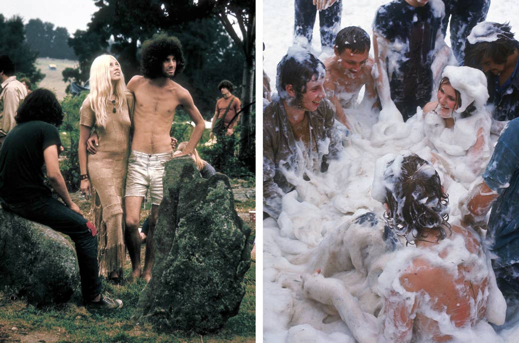 Esquerda: Um casal coloca-se juntos durante a Woodstock Music and Arts Fair em 1969. À direita: Um grupo de pessoas frolic em uma pilha de espuma na Ilha de Wight Festival.