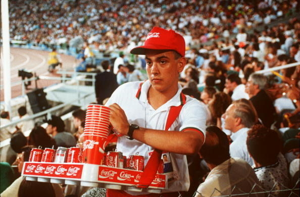 Un vendedor durante la ceremonia de inauguración de los Juegos Olímpicos de 1992.