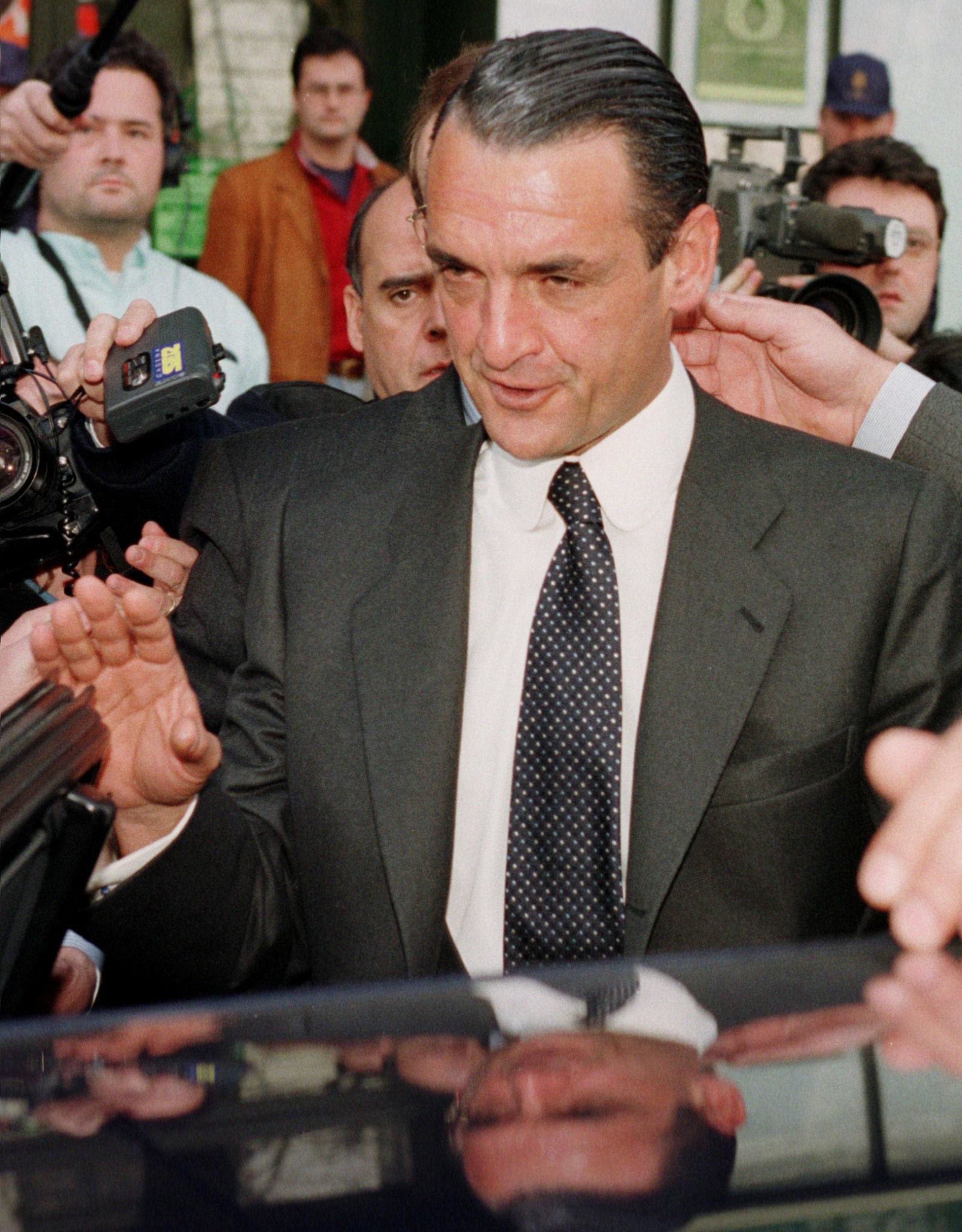 Mario Conde se dispone a entrar en su coche tras declarar el 3 de marzo de 1993.
