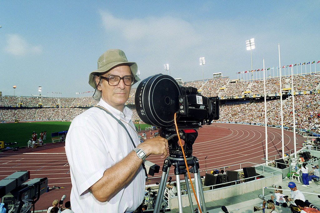 Carlos Saura posa mientras filma el documental oficial de los Juegos Olímpicos de Barcelona.