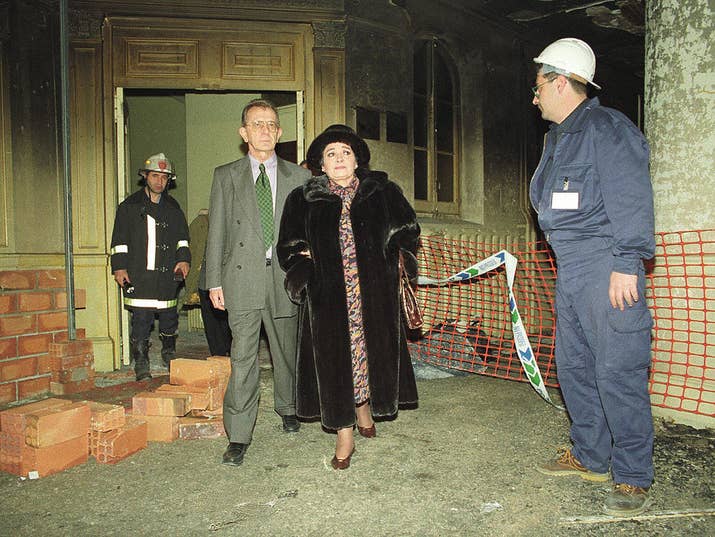 La soprano Victoria de los Ángeles visita el Gran Teatro Liceo de Barcelona poco después de que un incendio lo destruyese en 1994.