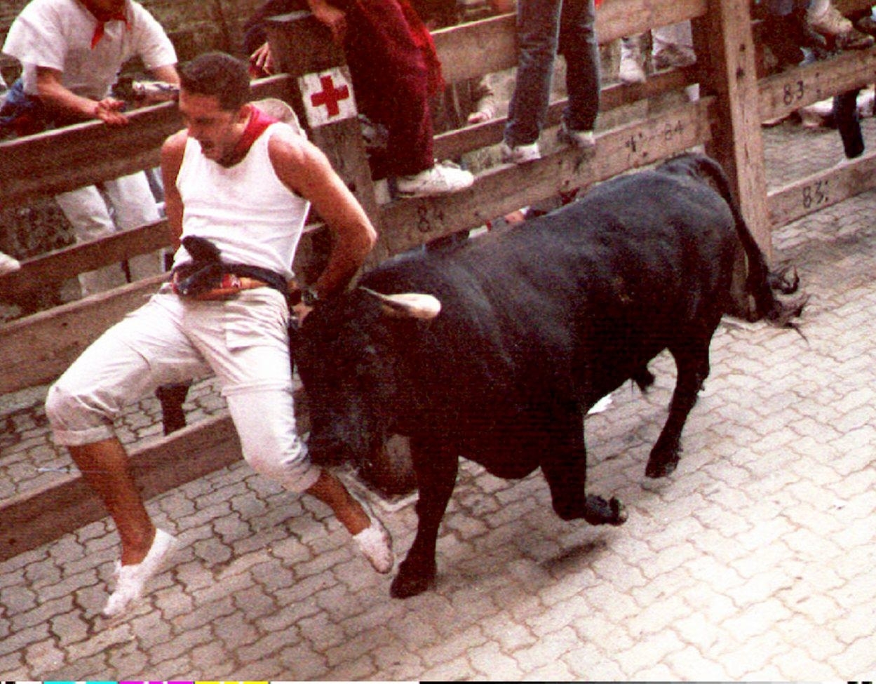 Un hombre es embestido por un toro en Pamplona el 11 de julio de 1992.