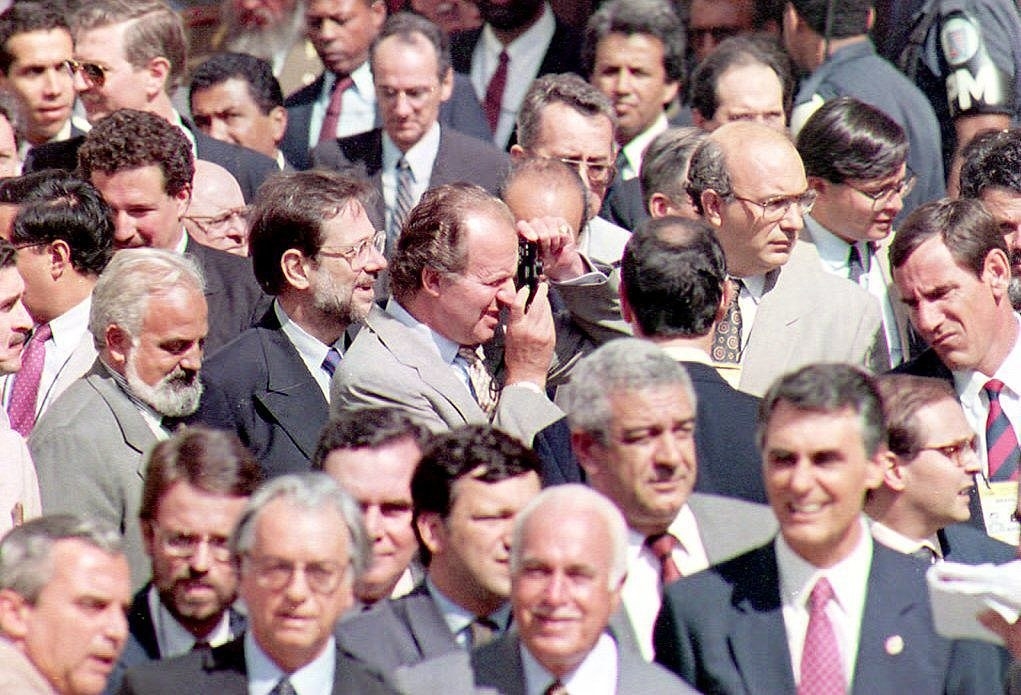 Juan Carlos I hace una foto el 16 de julio de 1993 en Salvador de Bahia, Brasil.