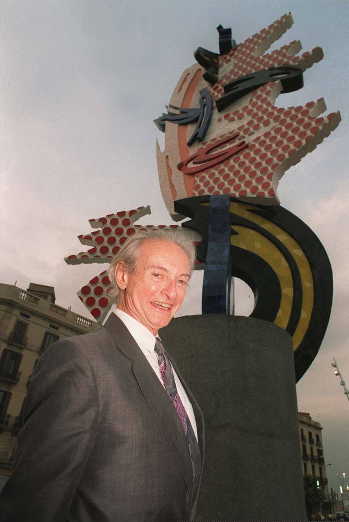 Roy Lichenstein posa frente a una de sus estatuas en julio de 1992 en Barcelona.