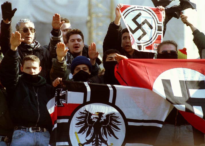Un grupo de fascistas con banderas nazis durante una manifestación para conmemorar el 18 aniversario de la muerte de Franco.