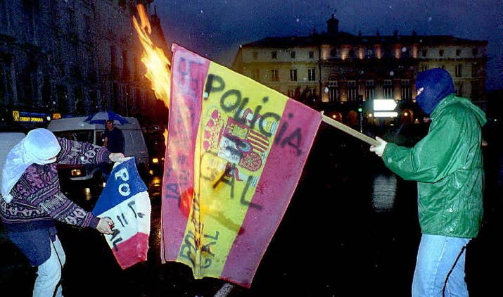Manifestantes vascos queman banderas españolas y francesas en Bayona en una manifestación contra los GAL.