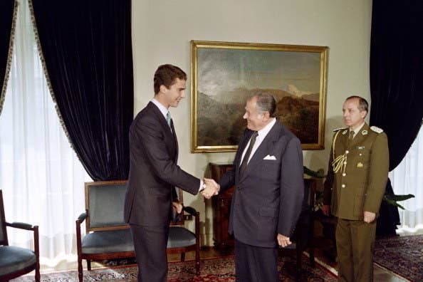 El entonces príncipe Felipe saluda al presidente chileno en el Palacio de La Moneda el 5 de octubre de 1992. Tenía 24 años.