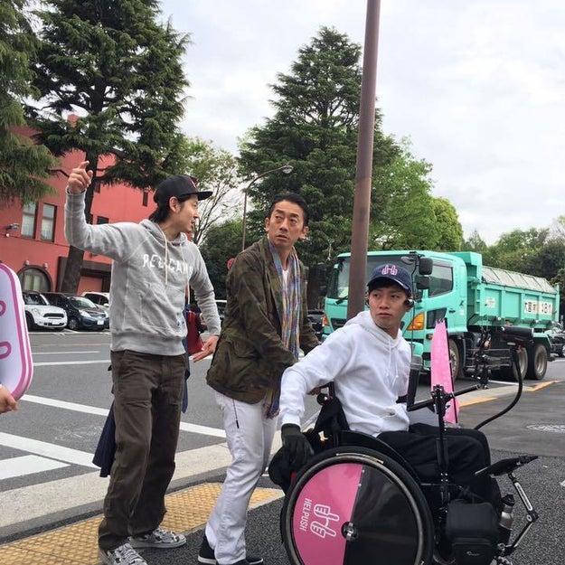 ちょっと押して」 ”車イスヒッチハイク”で日本全国の旅 脳性まひの元  