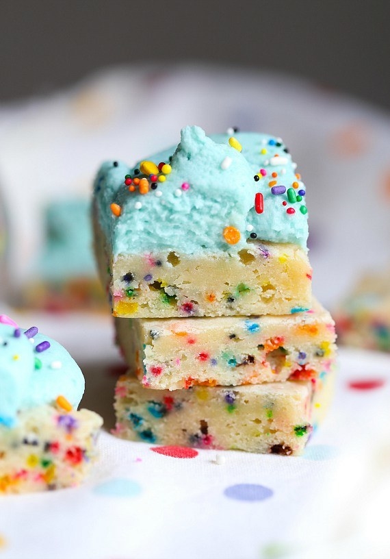 Look at these cute bars made by Cookie & Cups?! Find the recipe HERE.