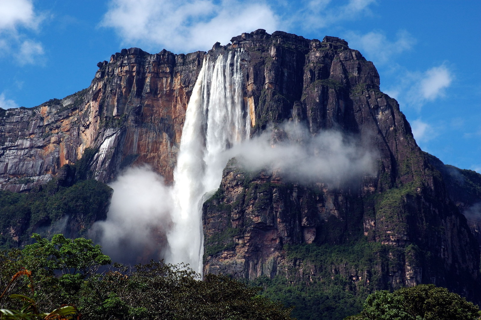 It is the world's highest uninterrupted waterfall, which drops over the edge of the Auyantepui mountain in the Canaima National Park. Keep in mind that you will get to this isolated island by a river trip!