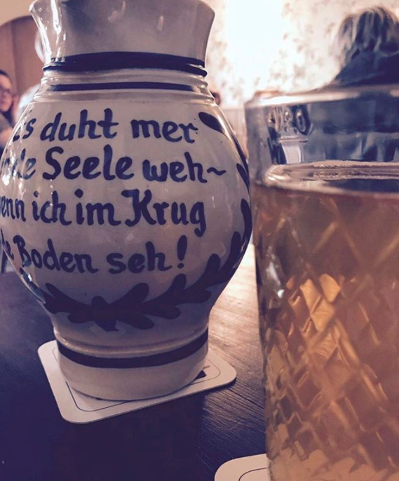 Weil wenn Frankfurter trinken, dann aus diesen riesigen Bembeln.