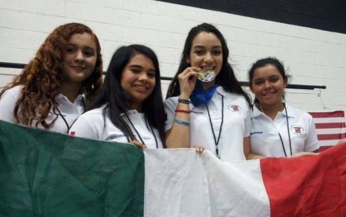 Las ganadoras son Daniela Flores, Liz Alejandra Guerrero, Michelle Ramos Villar y Dariana Herrera. Las cuatro estudian el segundo año del bachillerato en el Instituto Cumbres, de Villahermosa, Tabasco.