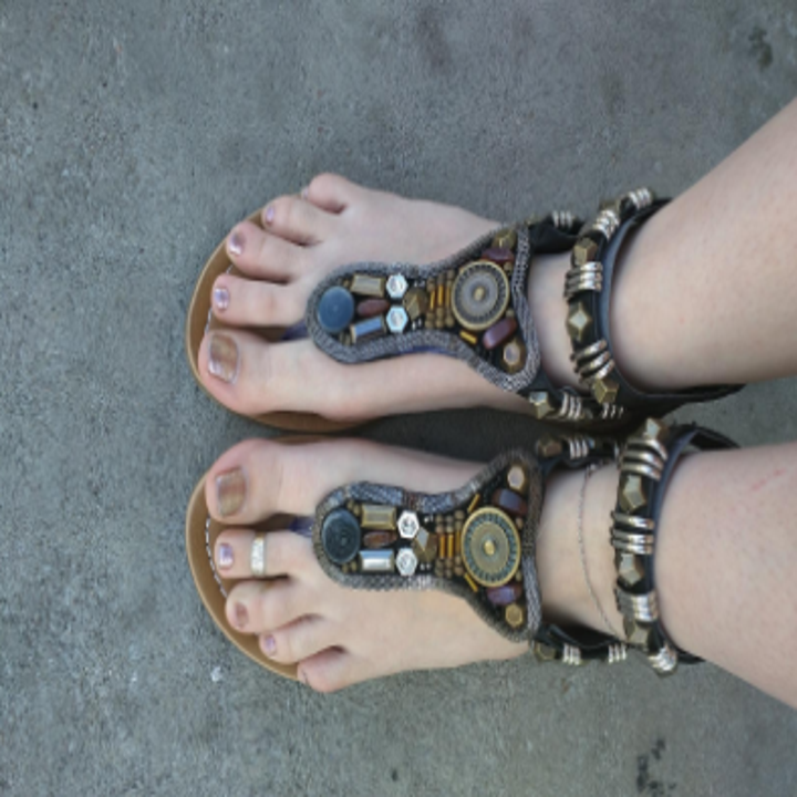 how much does a pair of sandals weigh