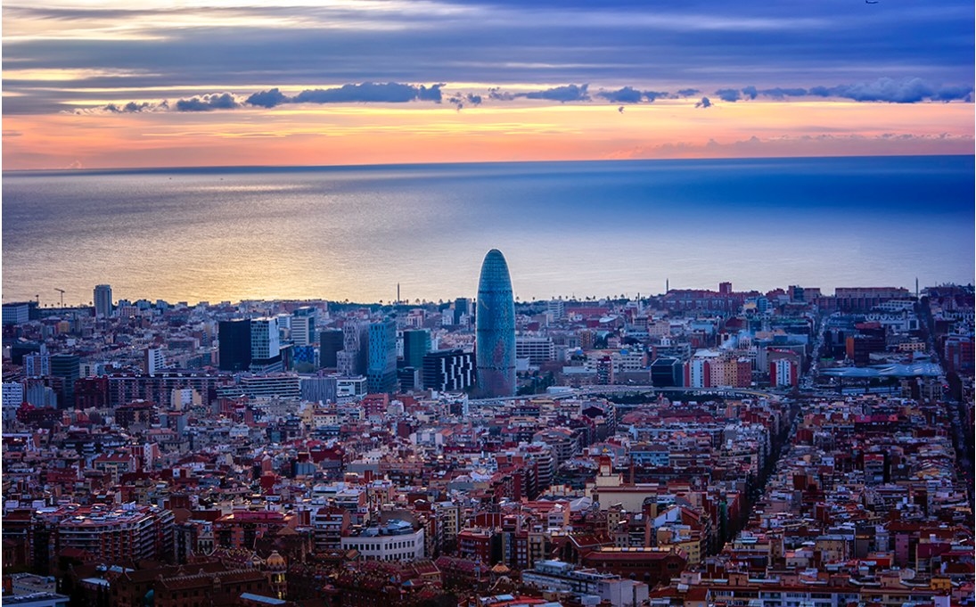 Are you looking for a romantic place to go for a date? This is a great sport to visit when the sun goes down. The Búnkers are located in the top part of the city giving you the best views, the entire Barcelona and the Mediterranean sea, what else can you ask for? And if you go and a super sunny and clear day, you may have the opportunity to see Mallorca (Balearic Island)!!!!!