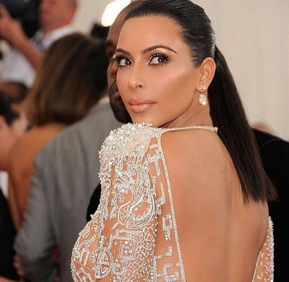 Maquilleur attitre de Kim Kardashian, Mario est egalement devenu le roi de la Master Class. Qu'on aime Kim K ou pas, on doit bien avouer que son maquillage est toujours on fleek*
