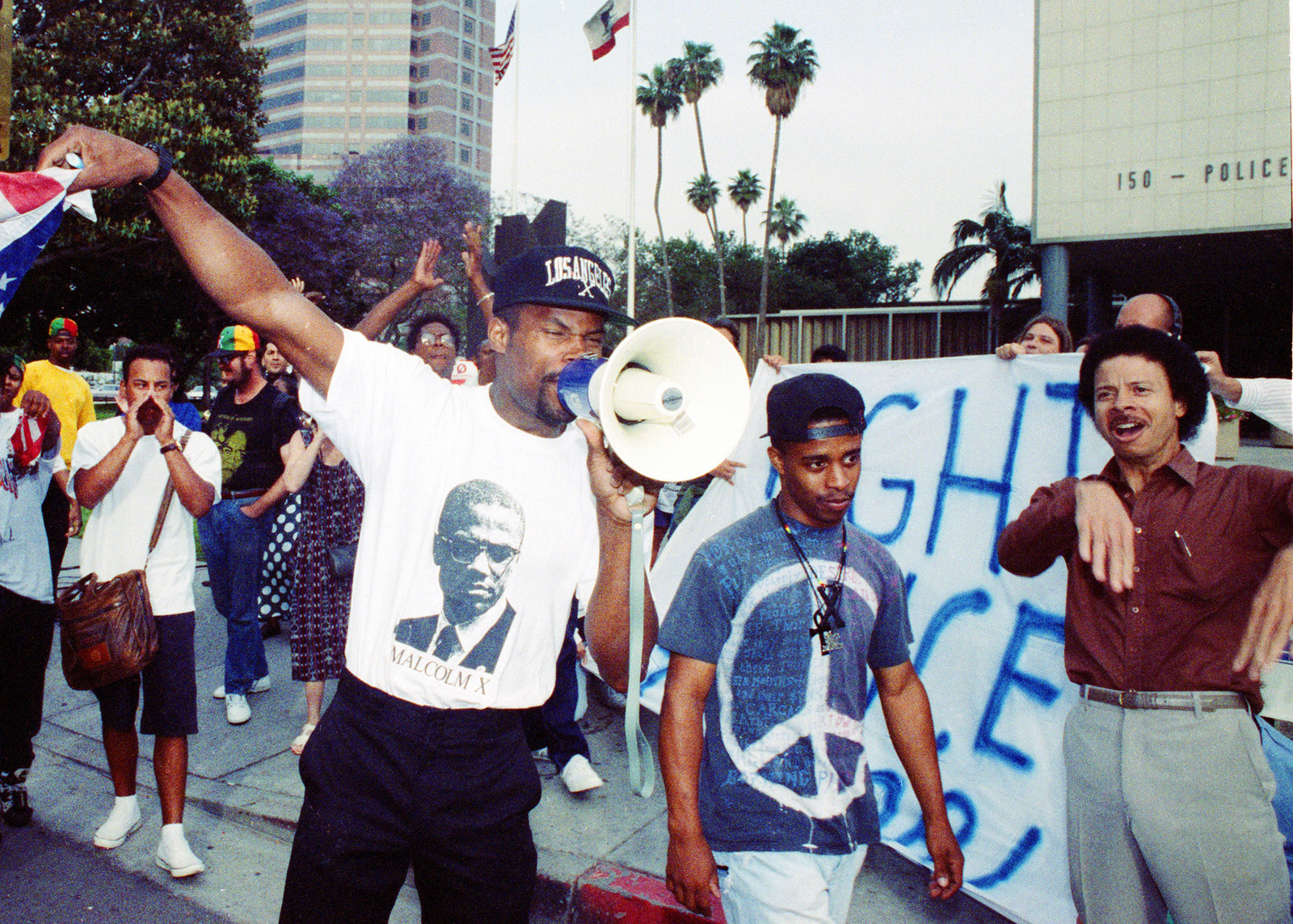 23-disturbing-pictures-from-the-1992-los-angeles-riots