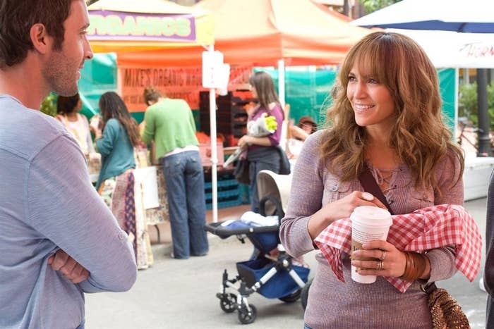 A J.Lo tem comédias românticas muito superiores, mas infelizmente elas não estão na Netflix. De qualquer forma esse é ótimo pelo plot tão forçado que é maravilhoso: ela resolve ter um filho de produção independente, daí é óbvio que no mesmo dia em que ela faz a inseminação ela encontra um boy gato.
