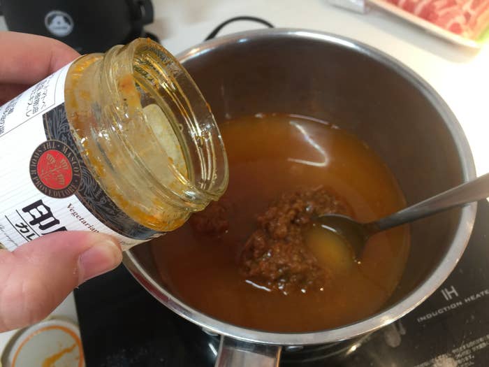 カレーペーストを投入して空になった瓶で2杯分の水を鍋に入れる。要はペースト1に対して、水2の分量。簡単な計算だ。
