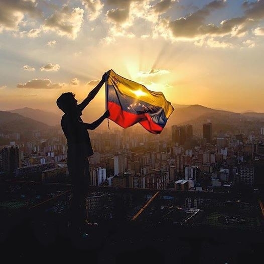 En los últimos días, un huracán de emociones ha invadido mi ser, algo está pasando y está pasando en la tierra que me vio nacer, vio nacer a mi familia y a más de 30 millones de Venezolanos, obviamente hablo de ti, Venezuela. Si debo empezar, lo hago desde el principio, tengo casi 17 años y estudio 1er año de Derecho en la universidad de Carabobo, y aunque no fue mi primera opción ahora se ha convertido en mi pasión. Cada día que paso en esas aulas me enamoro de como estás constituida, de como eres tan libre y única, claro, lo veo en las aulas, pero al salir de ellas me enfrento a la triste y ruda realidad. Te debes de sentir muy mal, Venezuela! El ver como tus hijos sufren el ardor de un "sol de mediodía" sobre sus hombros en una cola para llevar comida a sus hogares, siendo tú un país productor con tierras tan fértiles. Debes de sufrir al ver como tus frutos más pequeños, esos que no pasan de 10 años, no van a la escuela porque no tienen que comer. Me imagino tu dolor al ver que muchos de tus hijos, murieron luchando por tu libertad. Y también te deber sentir muy mal con tus gobernantes, los que nos tienen a nosotros, tus hijos, viendo ajena a esa Venezuela que vemos en tu Constitución. Hace días, en uno de mi hermanos de tierra en su rostro y en su postura te vi a ti, cansada, llena de dolor y de rabia, desnuda e indefensa , siendo agredida por quienes se suponen que deben de protegernos. Estamos luchando por ti, ejerciendo nuestro derecho de cuidarte, no te preocupes Venezuela, estamos contigo....