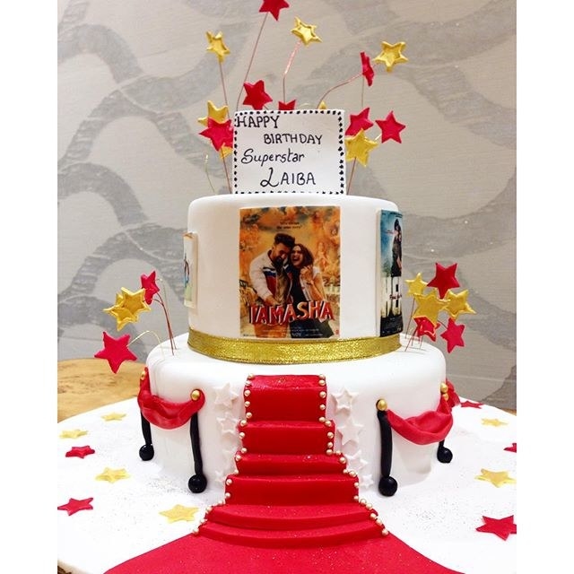 Walking the red carpet is something everyone has always wished for, right? This cake is going to fulfill all your mega dreams.