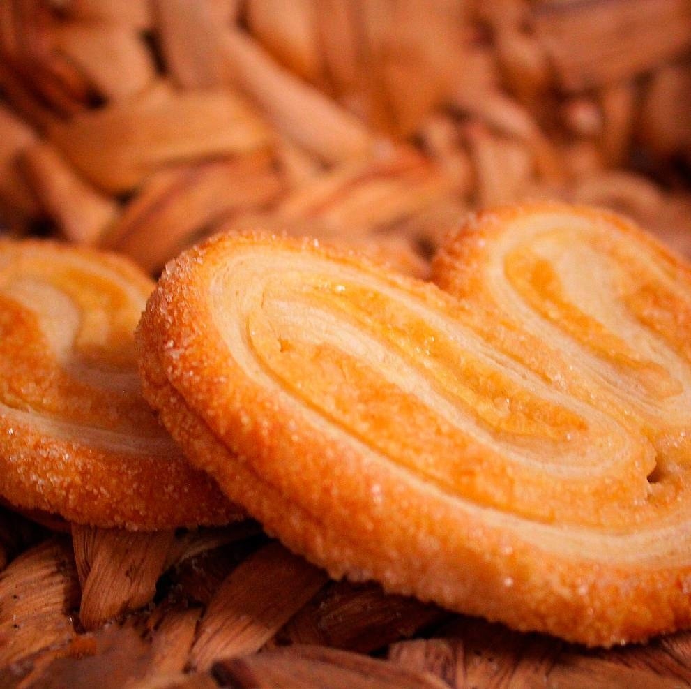 Con estas escuchas porque escuchas. Consisten en un pan de hojaldre y una textura un tanto dura, pero con un sabor único. Derecha e izquierda pegadas en una misma pieza.