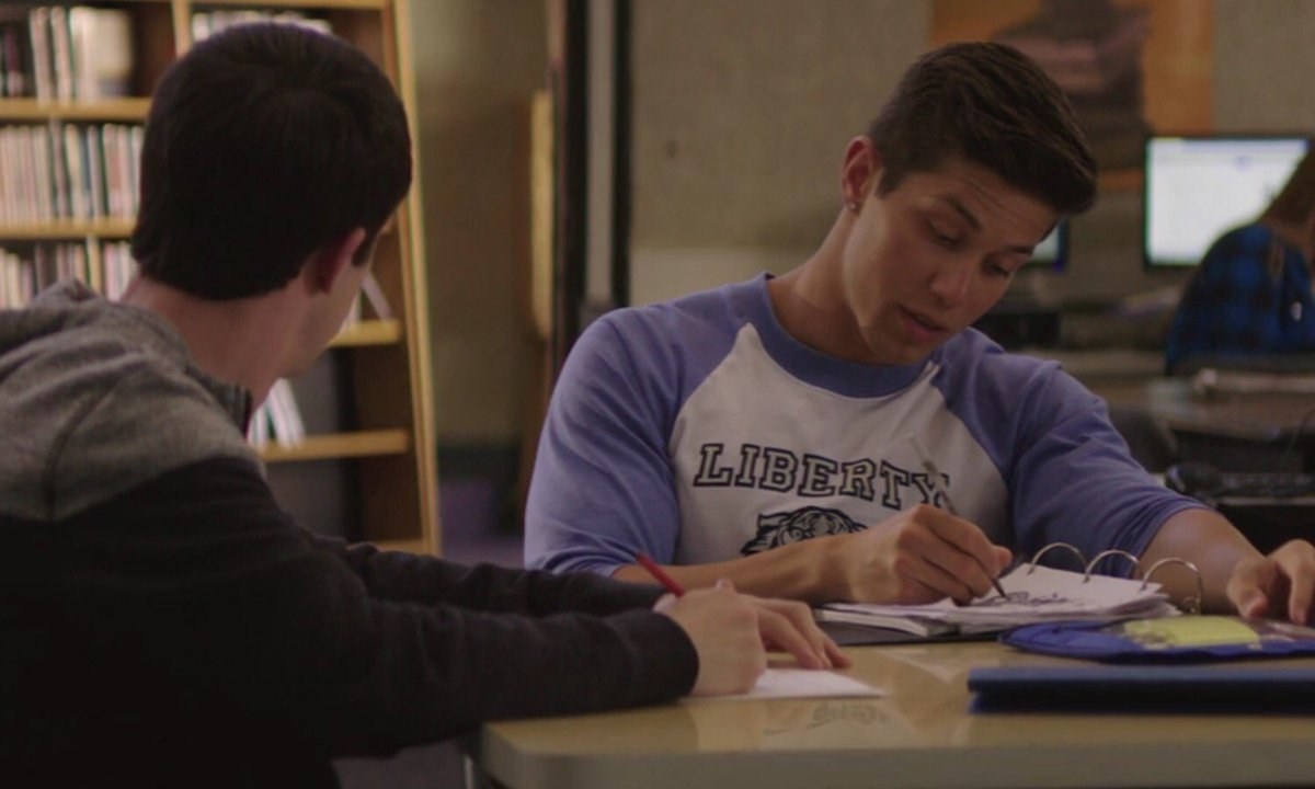 Tal vez el mejor ser humano inscrito en esa escuela, y definitivamente uno de los personajes que más seguidores tiene, a pesar de ser secundario. La segunda temporada podría explorar más acerca de la prematura muerte del buen Jeff y de paso exponerle uno que otro trapito sucio, nadie es tan buena onda.