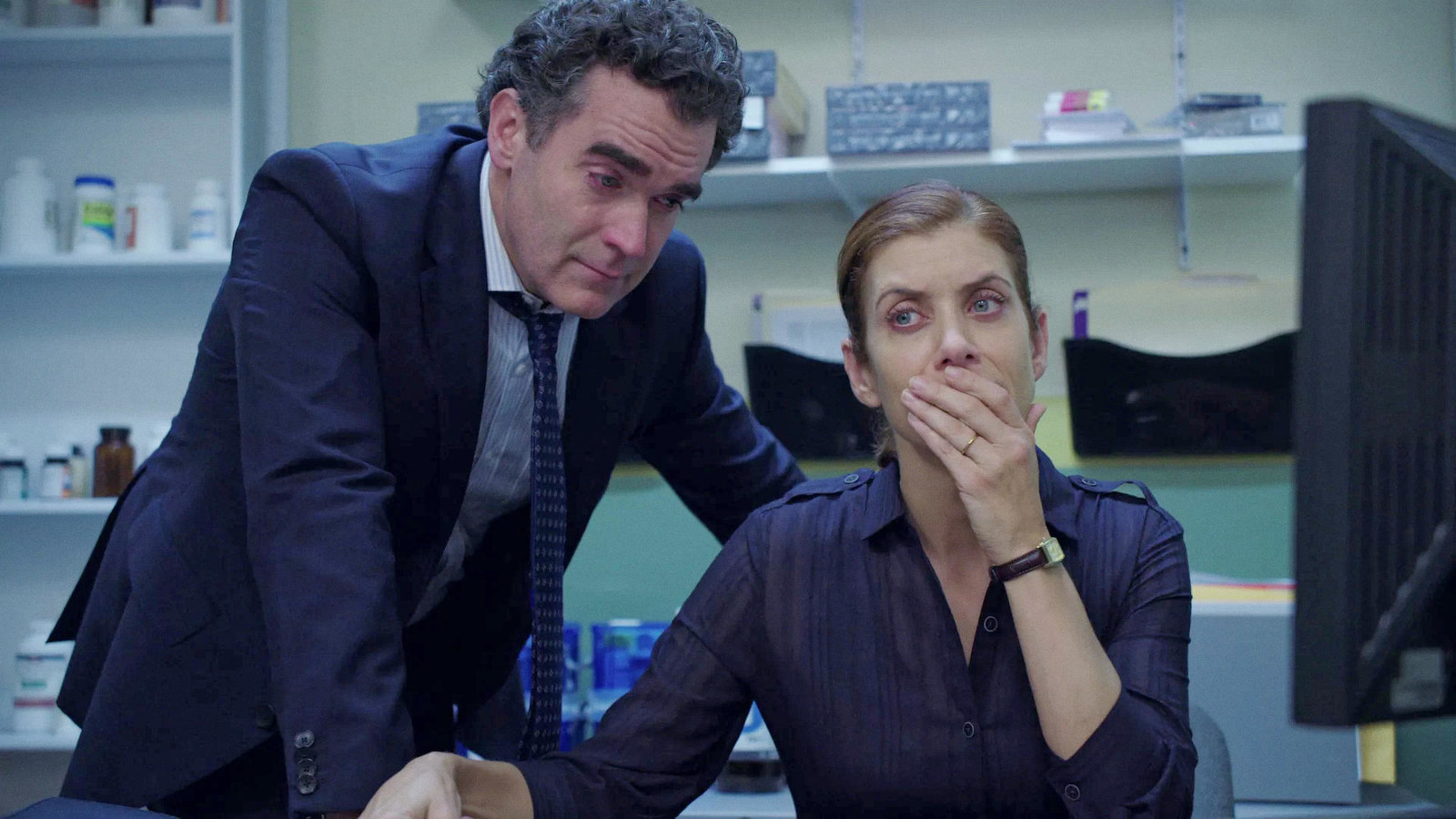 Los papás de Hannah estaban en busca de respuestas y todo parece indicar que las consiguieron, ¿ganarán el juicio contra la escuela de su hija? ¿Demandarán a los demás culpables? ¿Tendremos una hermosa escena del papá de Hannah rompiéndole todos los huesos a Bryce? Crucemos los dedos.