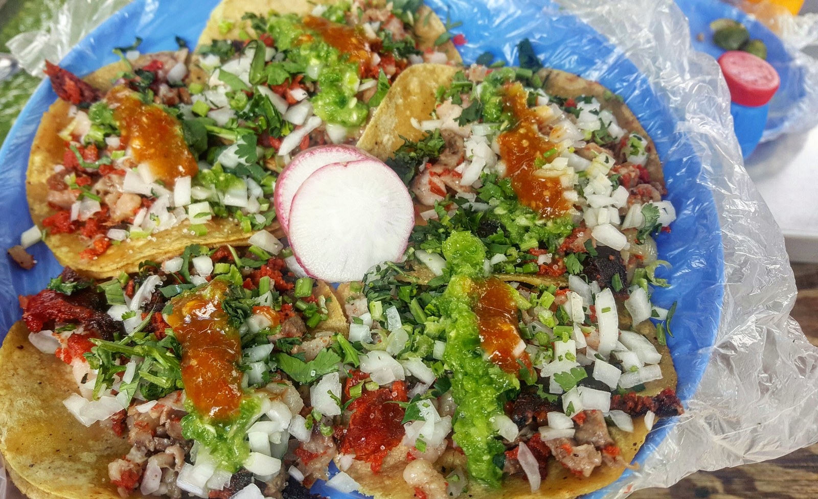 En la esquina de la 24 (o Sur 24) y la Oriente 259, Los Güeros son los rubios más solicitados de la Agrícola Oriental tras haberse adueñado de un spot que hoy por hoy, sirve un grasoso suadero aderezado en salsa de tomatillo deliciosa, un jugoso pastor al carbón y tacos de cabeza que se podrían dar un tiro con los de Guadalajara.Nada más aguas, si te haces el chistosito, estos jefes de las calles te la van a voltear con albures e historias que te van a sacar más de onda que sus deliciosas salsas y técnicas taqueras para hacer volar la carne y aterrizar en sus calientitas tortillas.