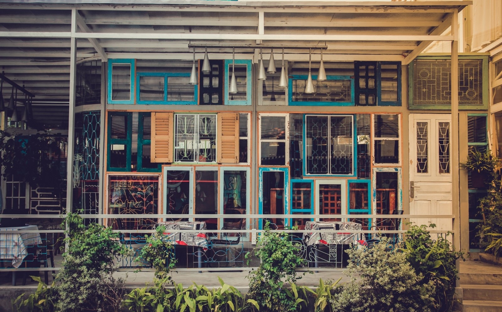 Kujuz Cafe, a modern Coffee Shop in the Center of Saigon