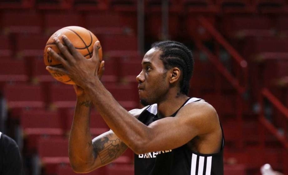 Instead of relying on technology, Kawhi relies on his natural abilities. Kawhi Leonards hands measure in at a whopping 9.75 inches long! This is almost 2 1/2 inches longer than the standard human male. His massive mitts have helped him steal the ball 126 times this season, which is more steals than fouls committed this season.