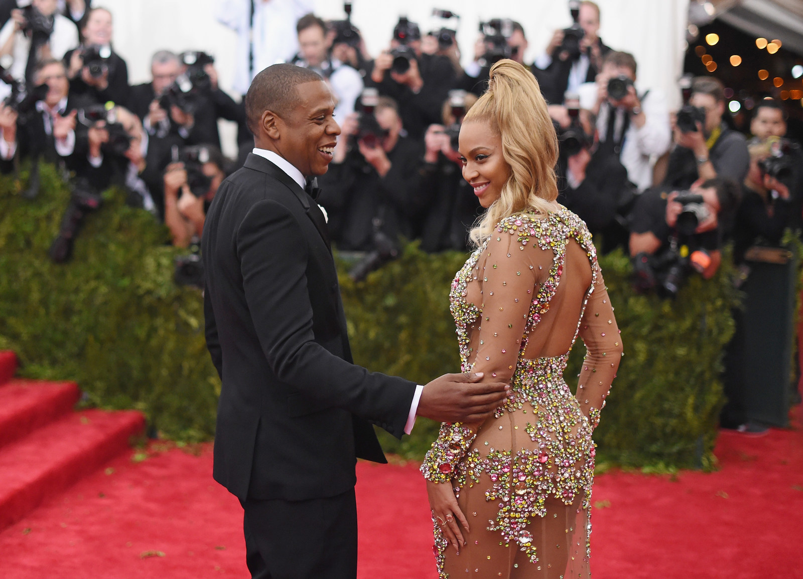 Beyonce & Jay-Z Are the Ultimate Couple Goals at Louis Vuitton Show –  Billboard