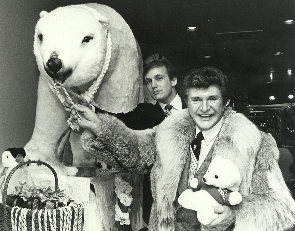 Donald Trump poniéndose cómodo con Liberace y su oso polar "mascota", allá por 1990: