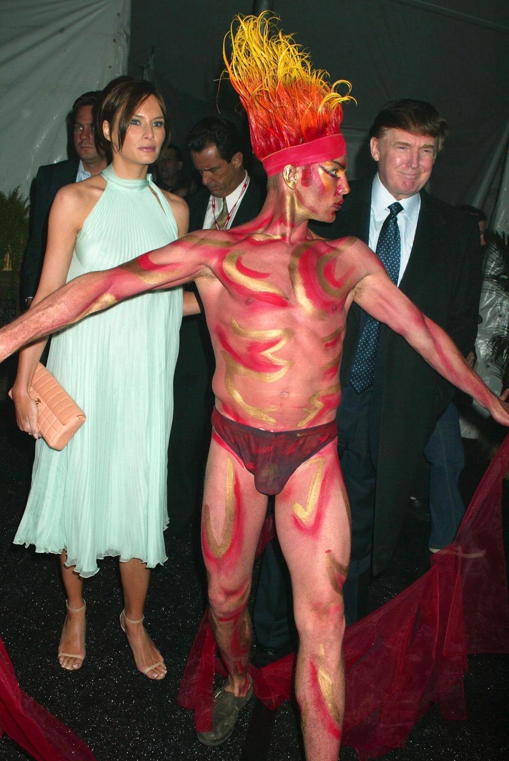 Trump interrumpido de forma grosera por un artista semidesnudo del Cirque du Soleil en 2003: