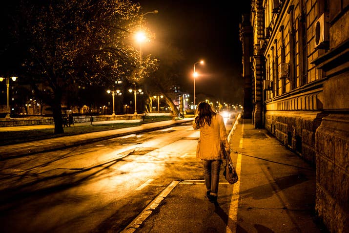 ¿Por qué? Porque vivimos en una sociedad que acepta al acoso como algo menor y hace sentir a las mujeres que denunciarlo es una exageración.