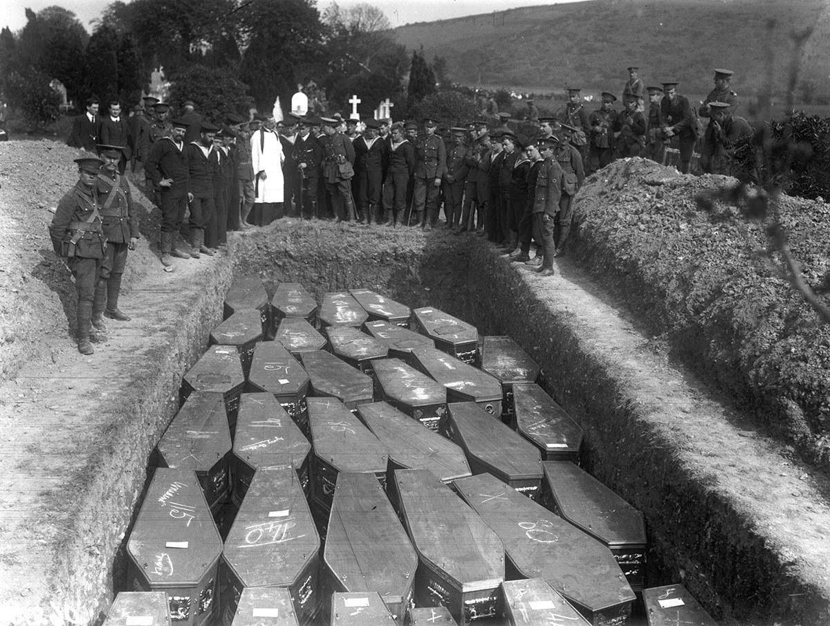 The TRUE story behind this creepy WWI photo 