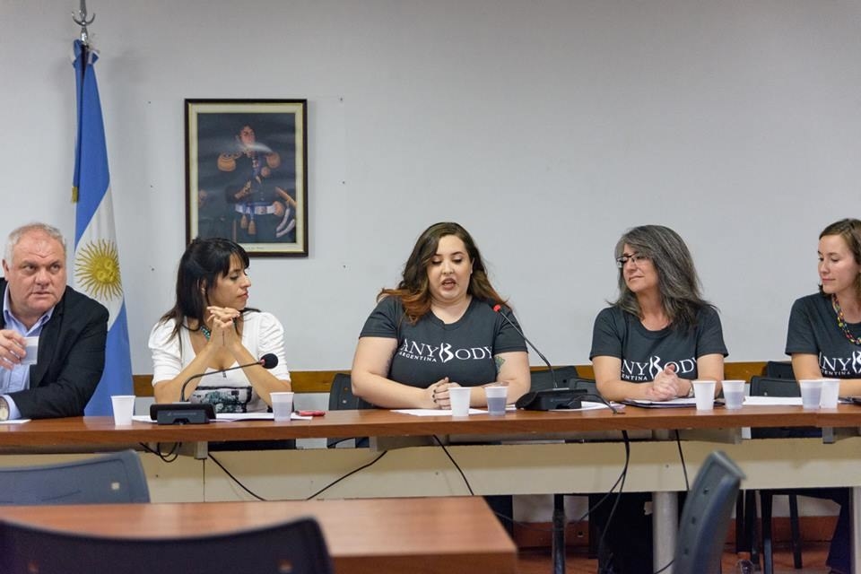 Este 5 de abril el proyecto de ley de talles fue presentado al Congreso nacional por la diputada nacional por Libres del Sur, Victoria Donda y AnyBodyArgentina.El proyecto exige un estudio antropométrico del cuerpo argentino. El INTI sería el encargado de realizarlo para obtener una tabla de medidas corporales normalizada y con datos de los cuerpos nacionales. La tabla de talles actual se basa en un modelo europeo de hace más de diez años. Con la nueva tabla se busca tener un parámetro uniforme y coherente con nuestras corporalidades. Que dejemos de ser un número para una marca y otro para las demás. Sería la primera vez que se realiza este estudio en el país.Además se exige que los establecimientos comerciales ofrezcan cómo mínimo ocho de los talles correspondientes a la nueva tabla por prenda. Variedad, poder elegir y no comprar solamente lo que nos entre.La ley nacional garantizaría unificar estos criterios para todo el territorio del país.