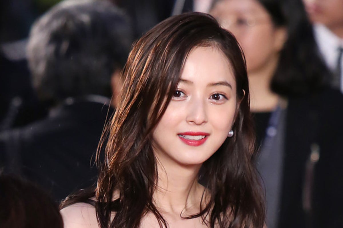 佐々木希インスタで渡部との2ショット公開 ともちん久々のビキニショットに賞賛 先週のインスタの話題