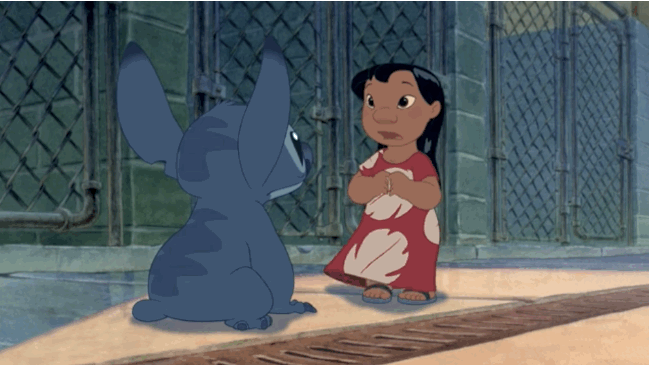 "Como adulto, me encanta el tema de ohana (que no solo significa 'familia' sino una familia ampliada por elección) que comienza con Nani, Lilo y su 'perro' Stitch, pero finalmente se amplía con Cobra Bubbles, Jumba y Pleakly. Bonus: Jumba y Pleakley son los personajes de aspecto divertido más inofensivos y extraños en la historia de Disney. Además, la banda sonora mola y los simples fondos en acuarela son preciosos". — C Paul Keller, Facebook