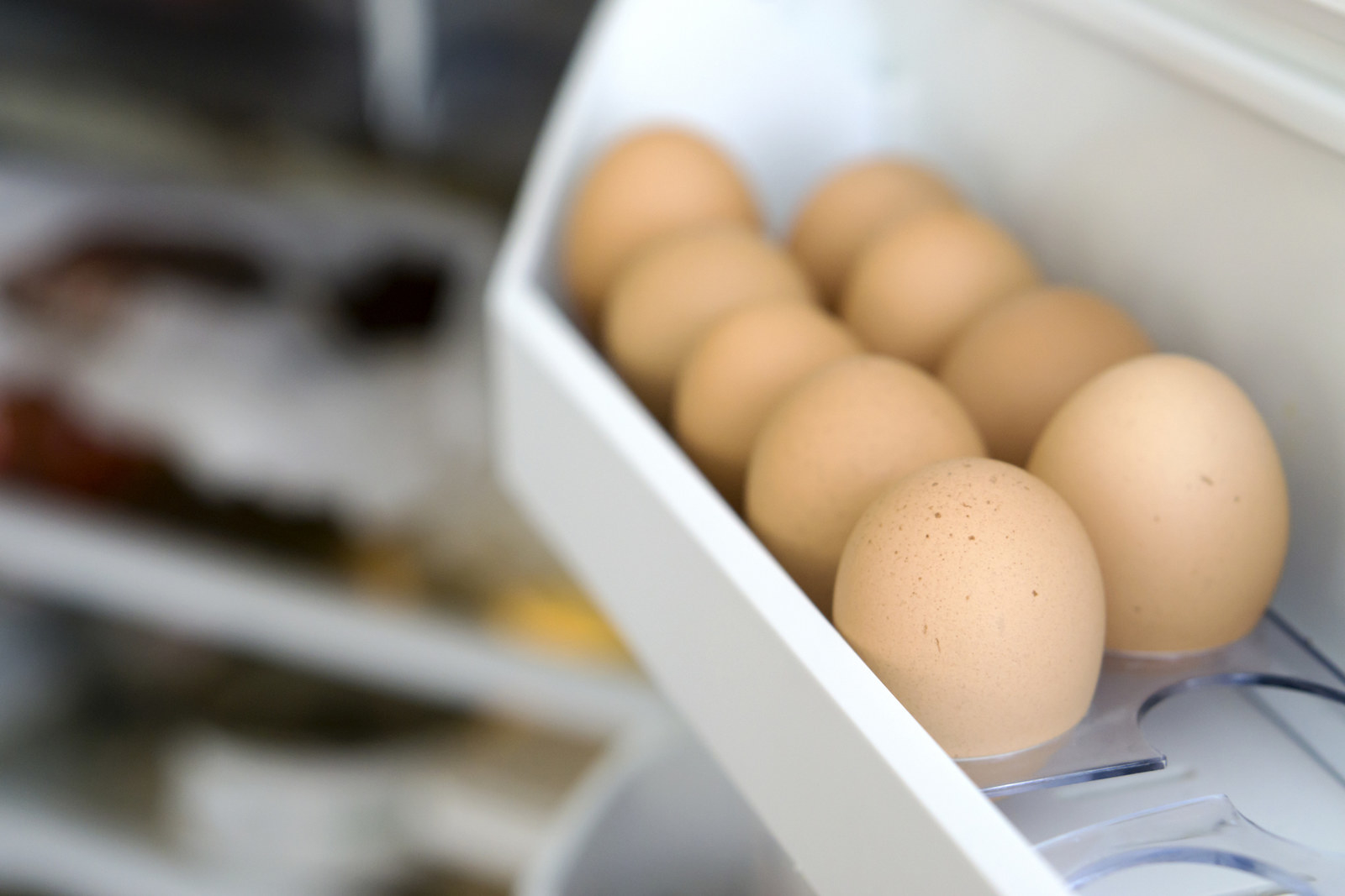 Можно ли закладывать яйца из холодильника. Яйца в холодильнике. Яйца на полке. Яйца на дверце холодильника. Хранение яиц на производстве.