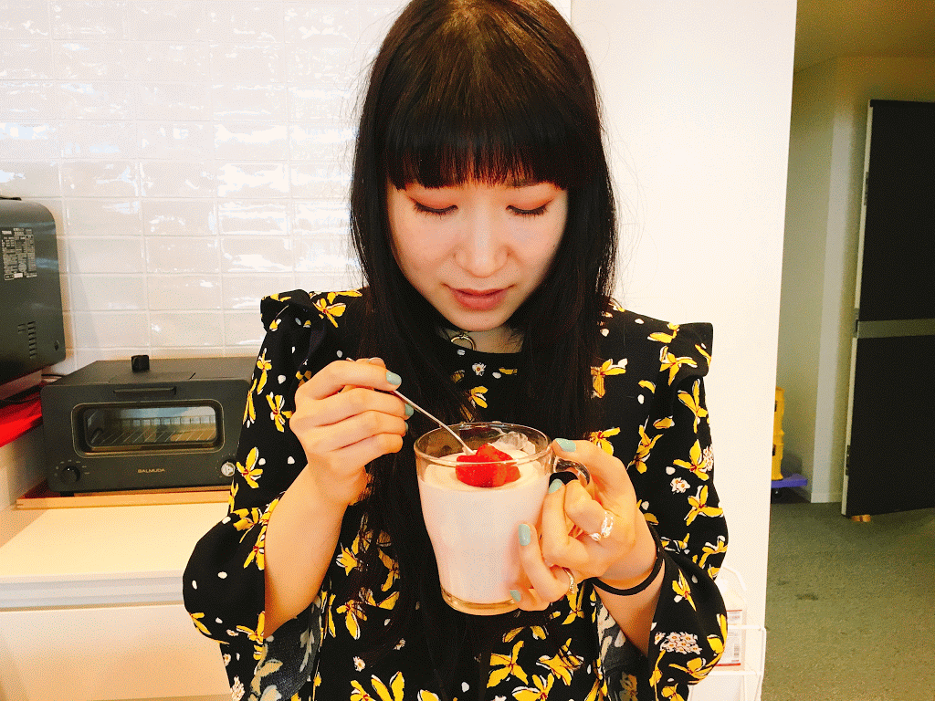 同僚に試食してもらったところ「これは…!フルーチェじゃない」「絹のような舌触りがする」「ふんわり食感が美味しい」「そこまで甘くないからたくさん食べられる」と好評でした。生クリームが余ったときにもオススメです!ぜひフルーチェを買ったら試してくださいね✨