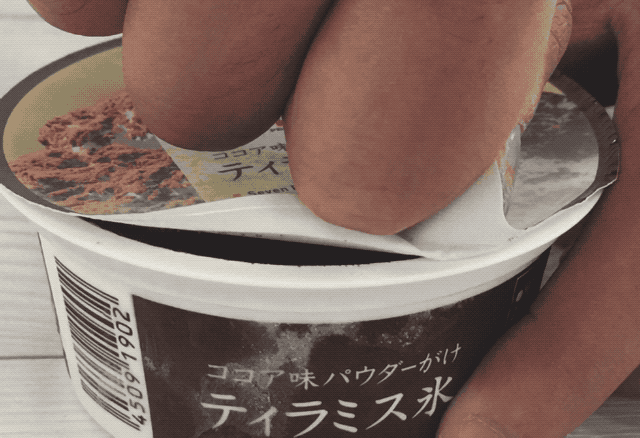 蓋をめくってびっくり! ココア味のパウダーがたっぷりかかっていて、見た目は完全にティラミス。