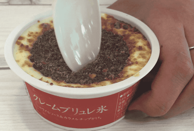 (若干溶けかけているかもしれませんが...)なめらかにすくえるカスタード味のかき氷の上にはパリッとしたカラメルチップが載っています。中からはキャラメルソースがとろっと出てきました。